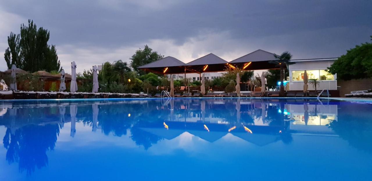 Cross Resort Hotel Erevan Exterior foto